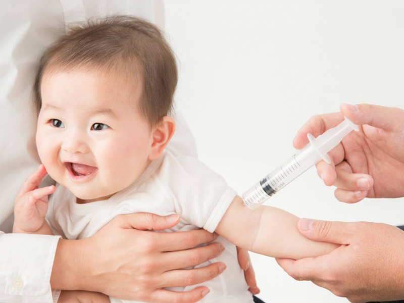 tiêm vaccine cho trẻ